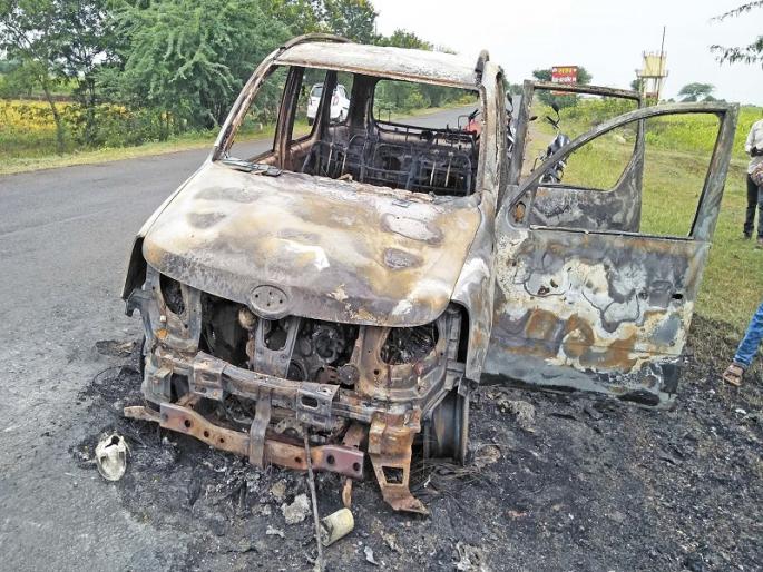 Running car fire: incident in Sangamner taluka | चालत्या कारला आग : संगमनेर तालुक्यातील घटना Running car fire: incident in Sangamner taluka | चालत्या कारला आग : संगमनेर तालुक्यातील घटना
