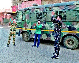 Spontaneous 'corona' closure! | स्वयंस्फूर्त ‘कोरोना’बंदी !