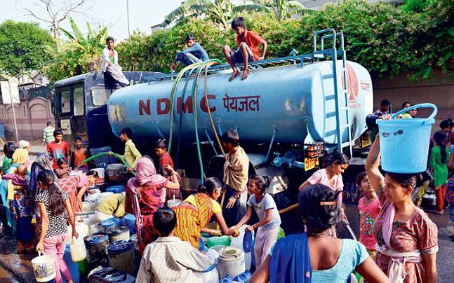 This year, the scarcity action emphasizes on the tanker | यंदाही टंचाई कृती आराखड्यात टॅँकरवरच भर