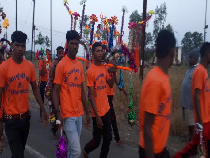 Trimbakeshwar cottage workers to go to the fort! | गडावर जाण्यासाठी त्र्यंबकेश्वरला कावडीधारकांची लगबग ! Trimbakeshwar cottage workers to go to the fort! | गडावर जाण्यासाठी त्र्यंबकेश्वरला कावडीधारकांची लगबग !