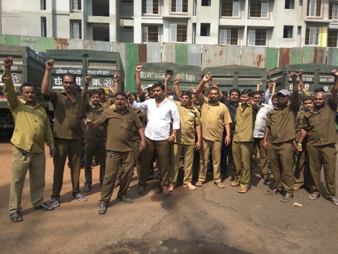 Thane Municipal Work Stop Stop Work of 240 Gram Gadi Workers | ठाणे महापालिकेच्या २४० घंटागाडी कामगारांचे काम बंद आंदोलन Thane Municipal Work Stop Stop Work of 240 Gram Gadi Workers | ठाणे महापालिकेच्या २४० घंटागाडी कामगारांचे काम बंद आंदोलन