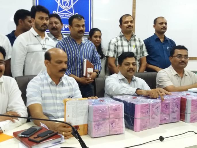 On the basis of counterfeit receipts, the gang of ten people, who were dumping revenue, was arrested | बनावट पावत्यांच्या आधारे करोडोंचा महसूल बुडविणाऱ्या दहा जणांच्या टोळीला अटक On the basis of counterfeit receipts, the gang of ten people, who were dumping revenue, was arrested | बनावट पावत्यांच्या आधारे करोडोंचा महसूल बुडविणाऱ्या दहा जणांच्या टोळीला अटक