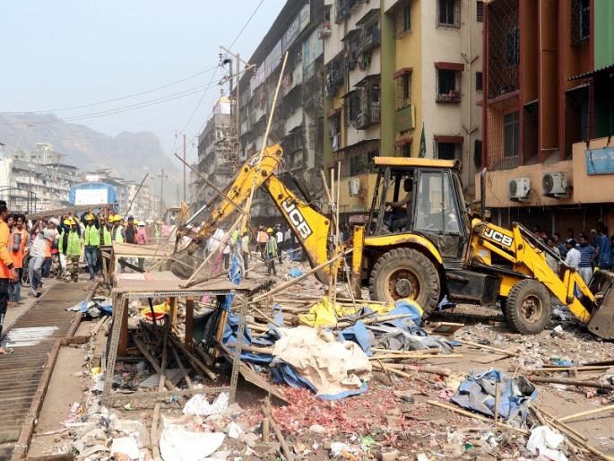 In Brihanmumbai, Boldojar on 640 stalls and 45 gases in the action of encroachment department | मुंब्य्रात अतिक्रमण विभागाच्या कारवाईत ६४० स्टॉल व ४५ गाळ्यांवर बुल्डोझर In Brihanmumbai, Boldojar on 640 stalls and 45 gases in the action of encroachment department | मुंब्य्रात अतिक्रमण विभागाच्या कारवाईत ६४० स्टॉल व ४५ गाळ्यांवर बुल्डोझर