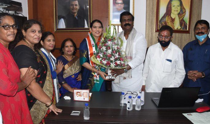Rekha Mirajkar from Thane returns home to Congress | ठाण्यातील रेखा मिरजकर यांची काँग्रेसमध्ये घरवापसी Rekha Mirajkar from Thane returns home to Congress | ठाण्यातील रेखा मिरजकर यांची काँग्रेसमध्ये घरवापसी