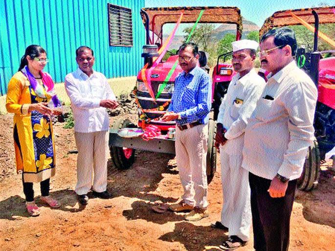 Tractor allocation to tribal farmers in eastern part of Igatpuri taluka | इगतपुरी तालुक्याच्या पूर्व भागातील आदिवासी शेतकऱ्यांना ट्रॅक्टरचे वाटप Tractor allocation to tribal farmers in eastern part of Igatpuri taluka | इगतपुरी तालुक्याच्या पूर्व भागातील आदिवासी शेतकऱ्यांना ट्रॅक्टरचे वाटप