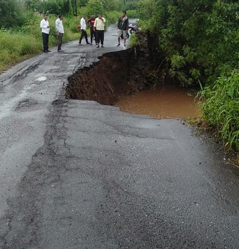 The road from Talegaon to Jategaon was damaged due to heavy rains | तळेगाव ते जातेगाव रस्ता अतिवृष्टीमुळे खचला