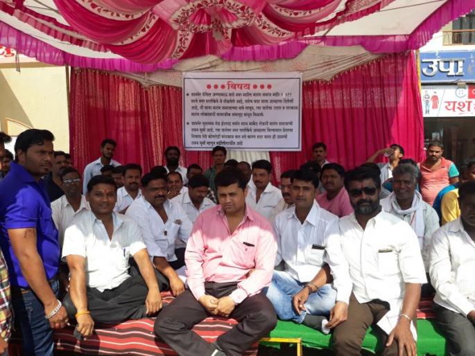 The hunger strike of the Matang Samaj community against the construction of Jamnar business complex | जामनेरला व्यापारी संकुलाच्या बांधकामाविरोधात मातंग समाज बांधवांचे उपोषण The hunger strike of the Matang Samaj community against the construction of Jamnar business complex | जामनेरला व्यापारी संकुलाच्या बांधकामाविरोधात मातंग समाज बांधवांचे उपोषण