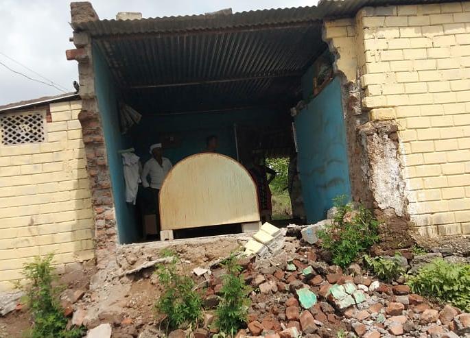 Damaged wall collapse damage | देवळा तालुक्यातील वाजगावला भिंत कोसळून नुकसान Damaged wall collapse damage | देवळा तालुक्यातील वाजगावला भिंत कोसळून नुकसान