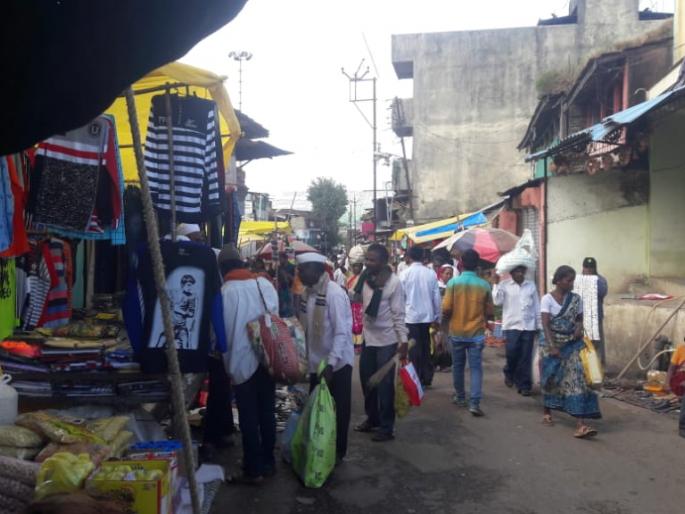 The crowds have been in the market for the week of Deepavali | दीपावलीनिमित्त आठवडे बाजारात गर्दी The crowds have been in the market for the week of Deepavali | दीपावलीनिमित्त आठवडे बाजारात गर्दी