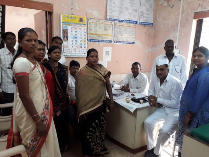 Health workers in the center | आरोग्य केंद्रातील कर्मचाऱ्यांची दांडी  Health workers in the center | आरोग्य केंद्रातील कर्मचाऱ्यांची दांडी