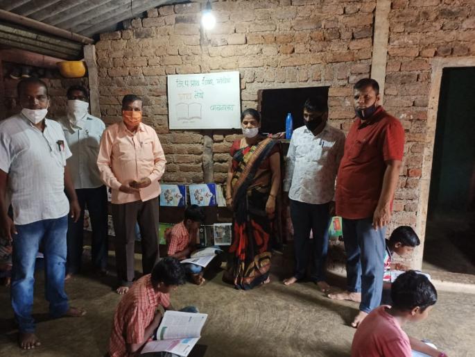 Student library started with the help of education loving youth | शिक्षणप्रेमी युवकांच्या मदतीने सुरू केले विद्यार्थी वाचनालय Student library started with the help of education loving youth | शिक्षणप्रेमी युवकांच्या मदतीने सुरू केले विद्यार्थी वाचनालय