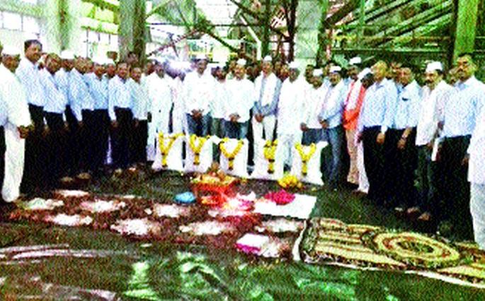 Worshiping the first grandchildren | वसाकाच्या पहिल्या पोत्यांचे पूजन