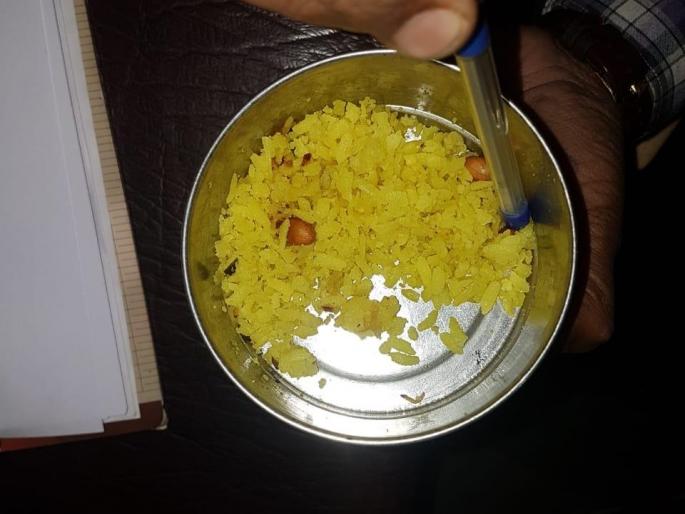 The larvae going to the girls' hostel in the hostel | वसतिगृहातील मुलींच्या जेवणात निघाल्या अळ्या The larvae going to the girls' hostel in the hostel | वसतिगृहातील मुलींच्या जेवणात निघाल्या अळ्या