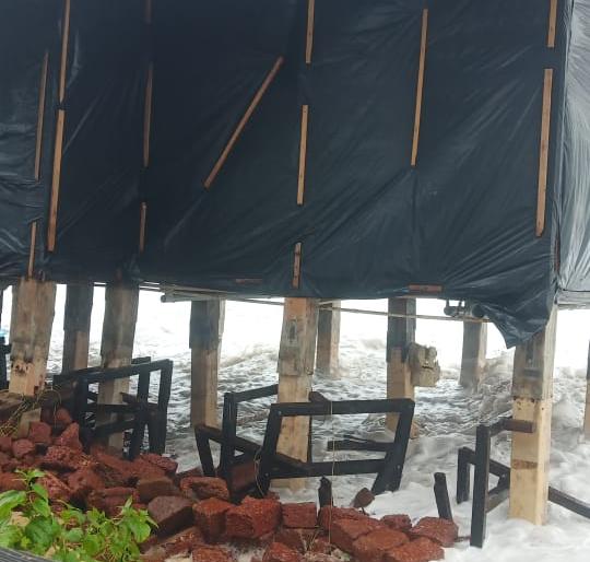 Damage to Wood House at Ubhadanda, siege to Tourism Corporation officials | पर्यटन महामंडळाच्या अधिकाऱ्यांना घेराव, उभादांडा येथील वुड हाऊसचे नुकसान 