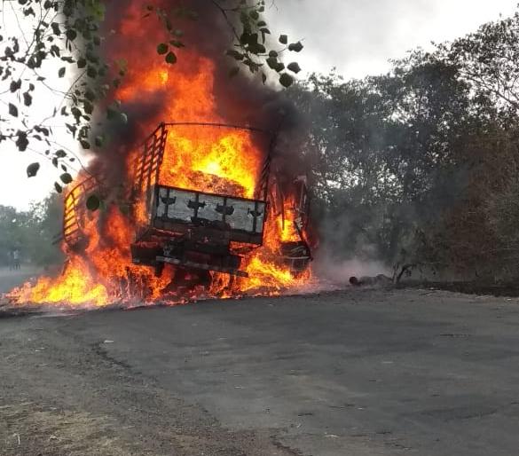 Sangli: Four killed in road block in trucker truck; | सांगली : विट्याजवळ टॅँकर-ट्रकच्या धडकेत तिघे ठार-अपघातानंतर भीषण आग : मृतांची संख्या वाढण्याची भीती