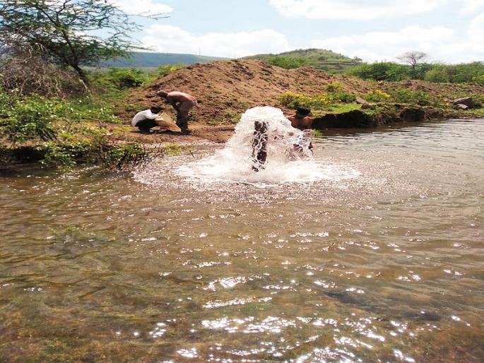 Crime against ex-Sarpanch of stealing water | पाणी चोरणा-या डोंगरवाडीच्या माजी सरपंचाविरुध्द गुन्हा Crime against ex-Sarpanch of stealing water | पाणी चोरणा-या डोंगरवाडीच्या माजी सरपंचाविरुध्द गुन्हा