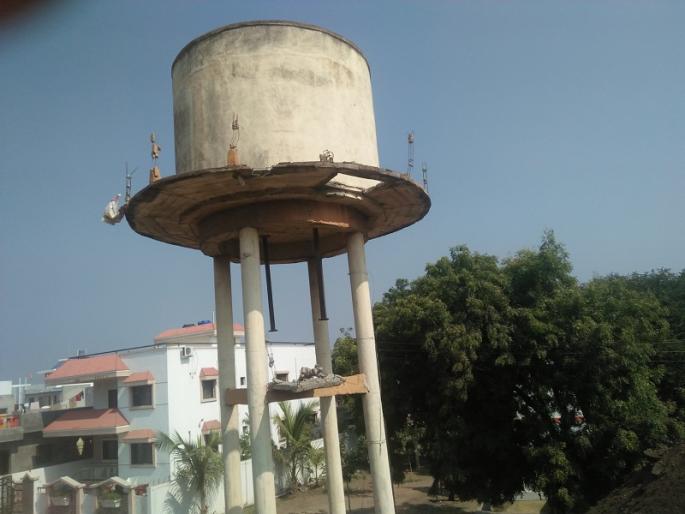 A half-burnt water pump became a life threatening fire | आपतगावचा अर्धवट पाडलेला जलकुंभ बनला जीवघेणा A half-burnt water pump became a life threatening fire | आपतगावचा अर्धवट पाडलेला जलकुंभ बनला जीवघेणा