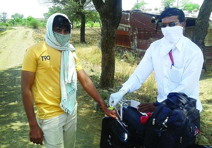 CoronaVirus in Washim: Controversy over 'Home Quarantine'! | CoronaVirus in Washim : ‘होम क्वारंटीन’ करण्यावरून उद्भवताहेत वाद ! CoronaVirus in Washim: Controversy over 'Home Quarantine'! | CoronaVirus in Washim : ‘होम क्वारंटीन’ करण्यावरून उद्भवताहेत वाद !