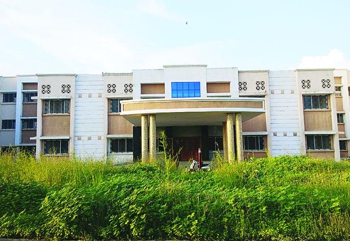 Washim: New hospital buildings not in use | वाशिम : नव्याकोऱ्या रुग्णालय इमारती शोभेच्या वास्तू! Washim: New hospital buildings not in use | वाशिम : नव्याकोऱ्या रुग्णालय इमारती शोभेच्या वास्तू!