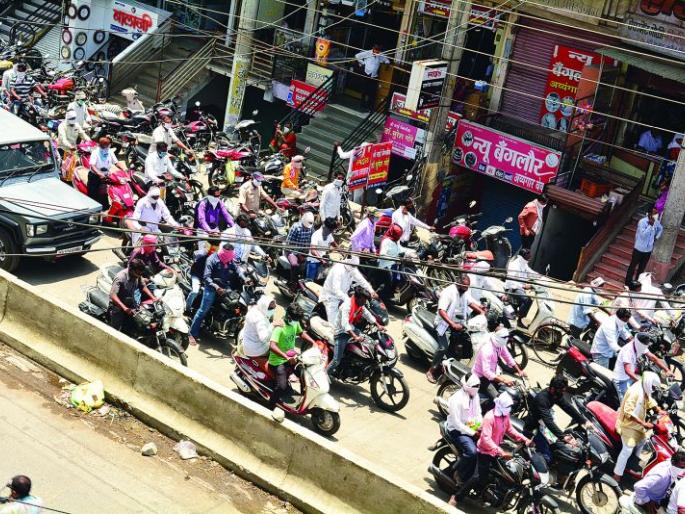 Markets in Washim district are bustling as soon as they get slack! | शिथिलता मिळताच वाशिम जिल्ह्यात बाजारपेठा गजबजल्या ! Markets in Washim district are bustling as soon as they get slack! | शिथिलता मिळताच वाशिम जिल्ह्यात बाजारपेठा गजबजल्या !