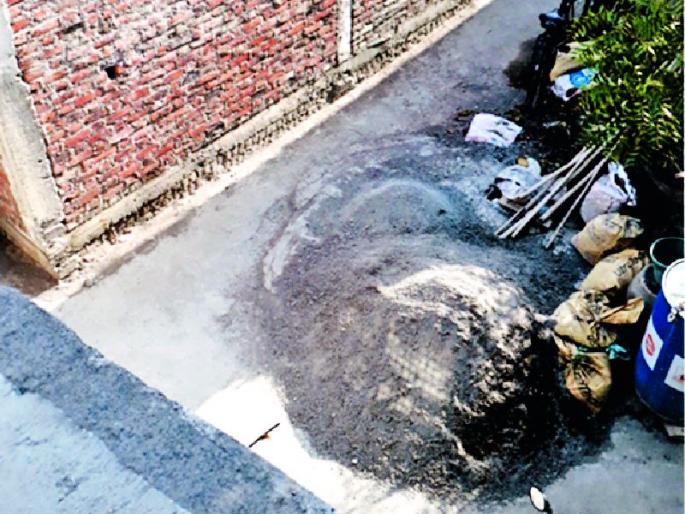 Public well, encroachment by throwing slabs on the road | सार्वजनिक विहीर, रस्त्यावर स्लॅब टाकून केले अतिक्रमण