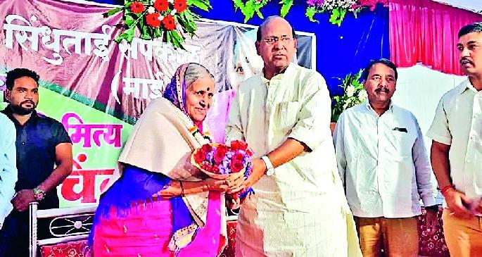 Take social duty from housework | सत्कारापेक्षा समाजकार्याचा वसा घ्या Take social duty from housework | सत्कारापेक्षा समाजकार्याचा वसा घ्या