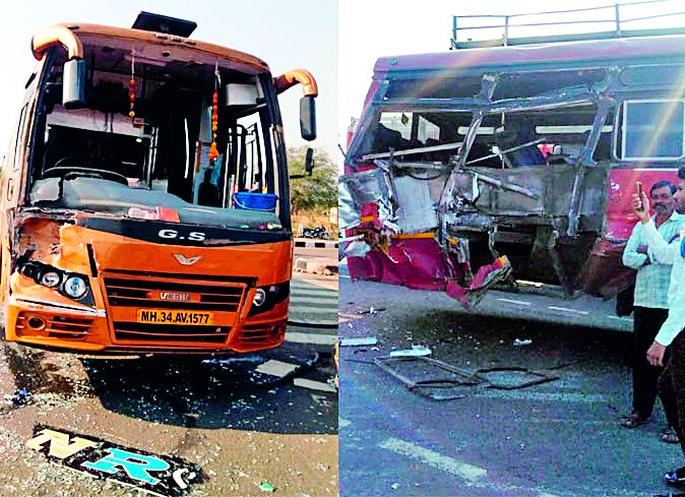Bus passengers hurt 11 passengers | ट्रॅव्हल्सची बसला धडक ११ प्रवासी जखमी Bus passengers hurt 11 passengers | ट्रॅव्हल्सची बसला धडक ११ प्रवासी जखमी