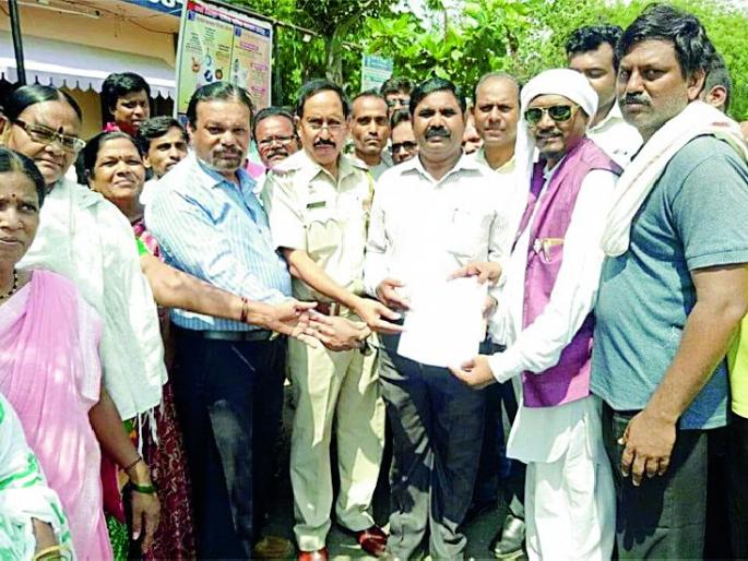 Stop the encroachment campaign on the main road | मुख्य मार्गावरील अतिक्रमण हटाव मोहीम थांबवा