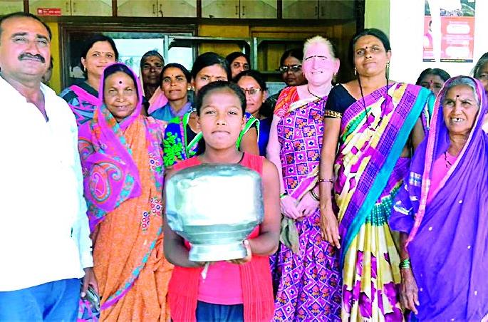 Women's Strike Members' home | महिला धडकल्या जि.प. सदस्यांच्या घरी Women's Strike Members' home | महिला धडकल्या जि.प. सदस्यांच्या घरी