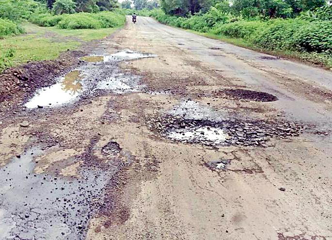 Growth in potholes empire | रस्त्यावर खड्ड्यांच्या साम्राज्यात वाढ