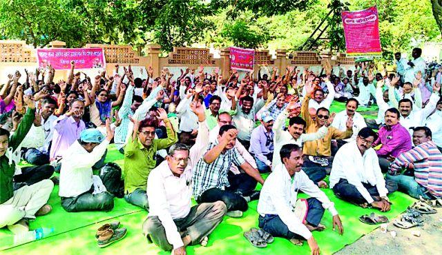 Lack of health workers in front of ZP | ‘झेडपी’ समोर आरोग्य कर्मचाऱ्यांचे धरणे Lack of health workers in front of ZP | ‘झेडपी’ समोर आरोग्य कर्मचाऱ्यांचे धरणे