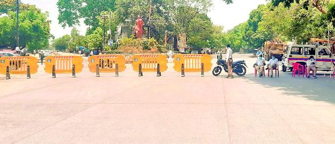 Roadblocks for commuters | शहरात ‘संचार’ करणाऱ्यांसाठी नाके‘बंदी’