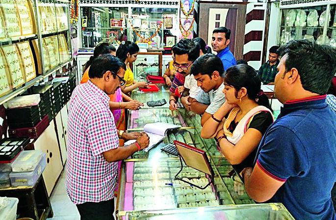 Decrease in gold bullion business in Diwali | दिवाळीत सराफा व्यवसायाला मंदीचा फटका