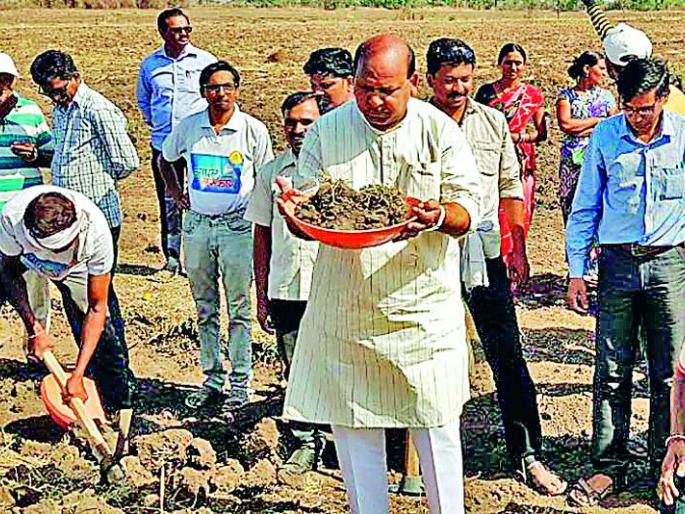  Shamdan (Abaji) MPs did the work of Shramdan | सोनेगाव (आबाजी) येथे खासदारांनी केले श्रमदान