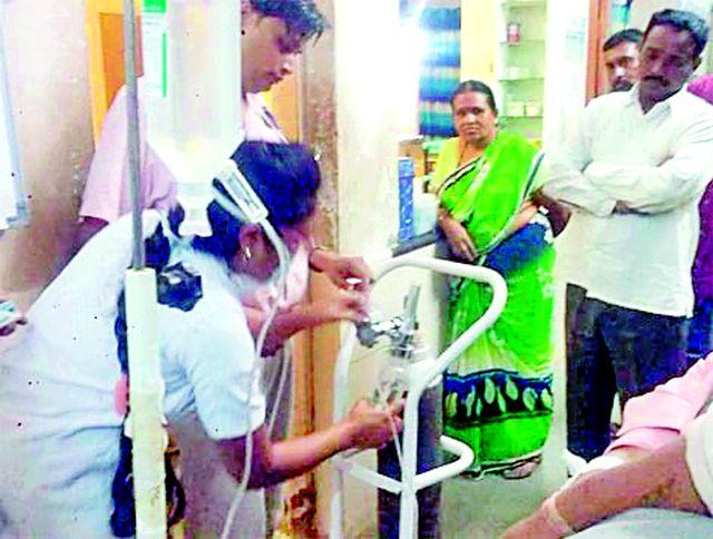 Oxygen Cylinder Blast; Contract workers injured | आॅक्सीजन सिलिंडरचा स्फोट; कंत्राटी कामगार जखमी Oxygen Cylinder Blast; Contract workers injured | आॅक्सीजन सिलिंडरचा स्फोट; कंत्राटी कामगार जखमी