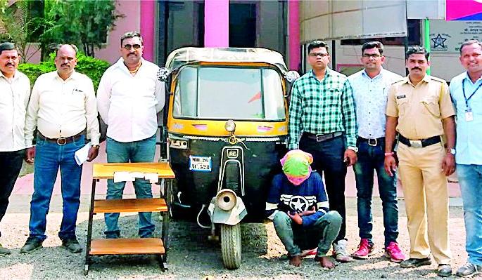 A passenger who snatched the passenger's money | प्रवाशाचे पैसे हिसकाविणारा आॅटोचालक जेरबंद A passenger who snatched the passenger's money | प्रवाशाचे पैसे हिसकाविणारा आॅटोचालक जेरबंद