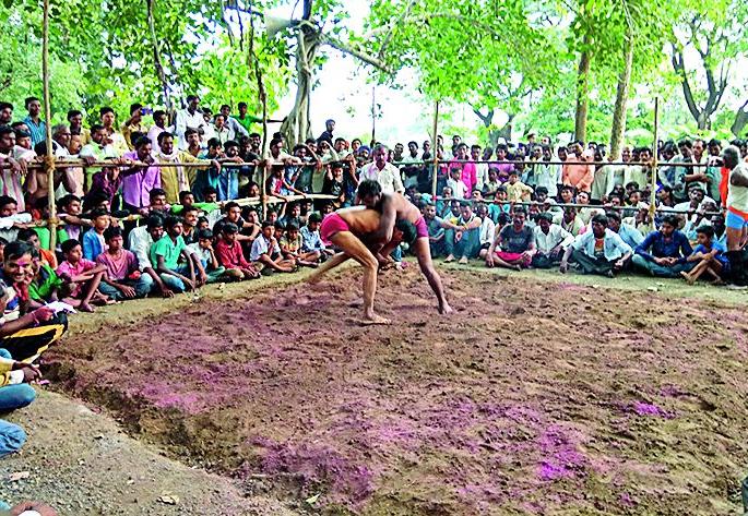 Wrestling tactics in genuine soils | अस्सल मातीत कुस्तीच्या डावपेचाची दंगल Wrestling tactics in genuine soils | अस्सल मातीत कुस्तीच्या डावपेचाची दंगल