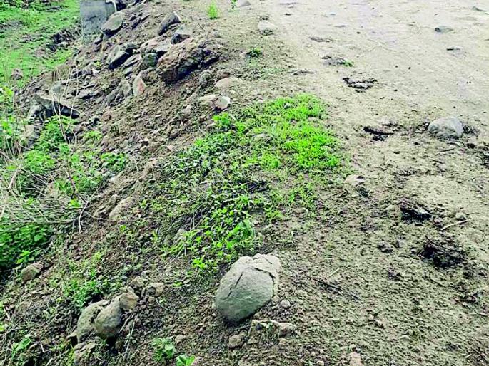  Work of bridge at Aaburgi has been stopped for two years | एकबुर्जी येथील पुलाचे काम दोनवर्षांपासून रखडले