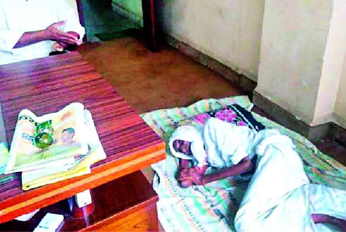 Farmer's rights with the sick farmers are in the bank | रूग्ण शेतकऱ्यांसह किसान अधिकारचा बँकेत ठिय्या Farmer's rights with the sick farmers are in the bank | रूग्ण शेतकऱ्यांसह किसान अधिकारचा बँकेत ठिय्या