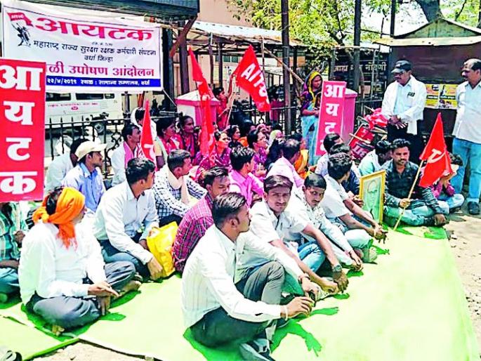 Fasting of the security guard of the District Hospital | जिल्हा रुग्णालयातील सुरक्षा रक्षकांचे उपोषण Fasting of the security guard of the District Hospital | जिल्हा रुग्णालयातील सुरक्षा रक्षकांचे उपोषण