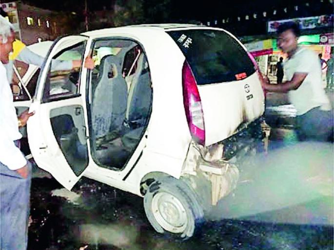 The car was raging | भरधाव कार अचानक पेटली The car was raging | भरधाव कार अचानक पेटली