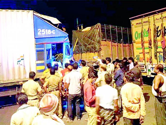 Container truck hit; A serious | कंटेनरची ट्रकला धडक; एक गंभीर