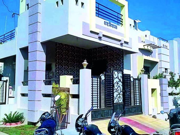 Theft at the police's house; Gold with a bond with a lump | पोलीस शिपायाच्या घरी चोरी; रोखेसह सोन्याचा ऐवज लंपास Theft at the police's house; Gold with a bond with a lump | पोलीस शिपायाच्या घरी चोरी; रोखेसह सोन्याचा ऐवज लंपास