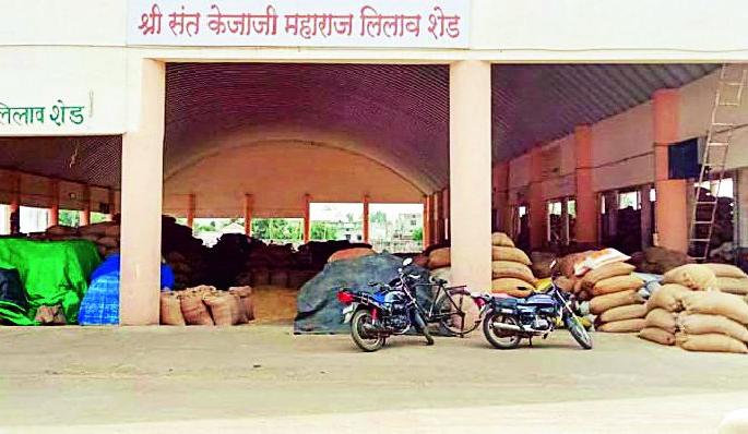 Farmers' commodities remain open | शेतकऱ्यांचा शेतमाल राहतो उघड्यावर Farmers' commodities remain open | शेतकऱ्यांचा शेतमाल राहतो उघड्यावर