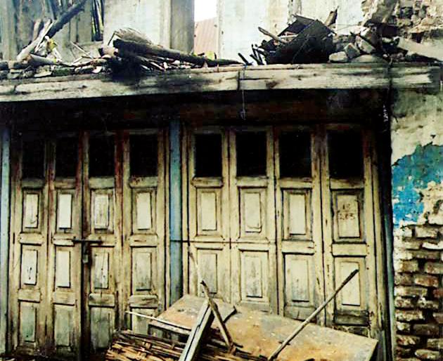 The dilapidated building collapsed | जीर्ण इमारत कोसळली The dilapidated building collapsed | जीर्ण इमारत कोसळली