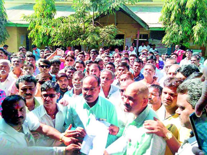 Fruit and vegetable trade on the road against the municipality | फळ व भाजीपाला व्यापारी पालिकेच्या विरोधात रस्त्यावर Fruit and vegetable trade on the road against the municipality | फळ व भाजीपाला व्यापारी पालिकेच्या विरोधात रस्त्यावर