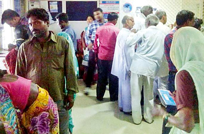 Disadvantages to the account holders without being an employee | कर्मचारी नसल्याने खातेदारांना त्रास Disadvantages to the account holders without being an employee | कर्मचारी नसल्याने खातेदारांना त्रास