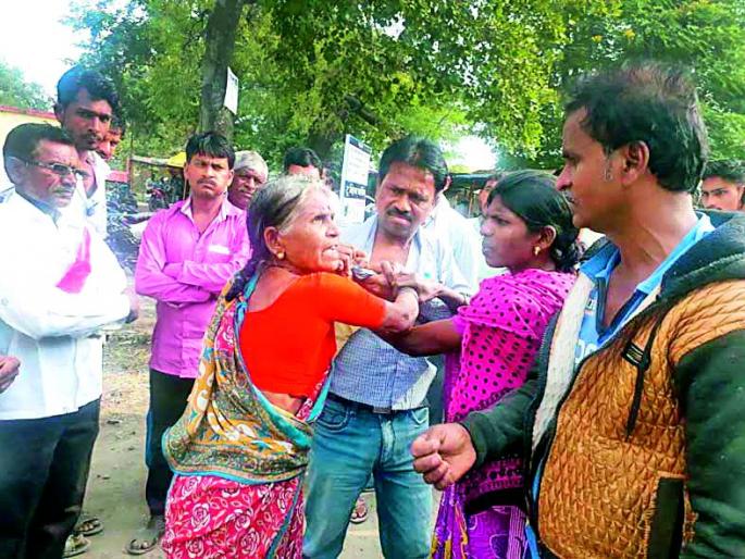 The woman turned against the Dalal | महिलेने दलालास बदडले The woman turned against the Dalal | महिलेने दलालास बदडले