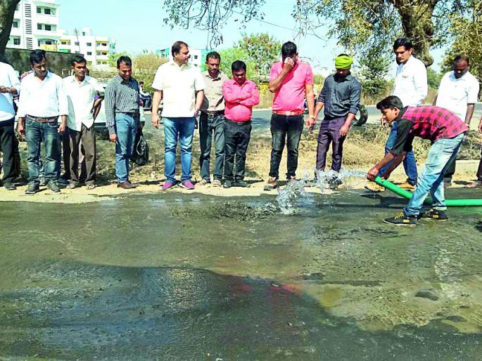 The brittle job of the untested workers was uncovered | आमदारांनी उघडे पाडले निकृष्ट कामाचे पितळ The brittle job of the untested workers was uncovered | आमदारांनी उघडे पाडले निकृष्ट कामाचे पितळ