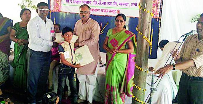 400 birds of birds at the Children's Festival, the practice of nature | बाल महोत्सवात ४०० चिमुकल्यांनी केला पक्षी, निसर्गाचा अभ्यास 400 birds of birds at the Children's Festival, the practice of nature | बाल महोत्सवात ४०० चिमुकल्यांनी केला पक्षी, निसर्गाचा अभ्यास